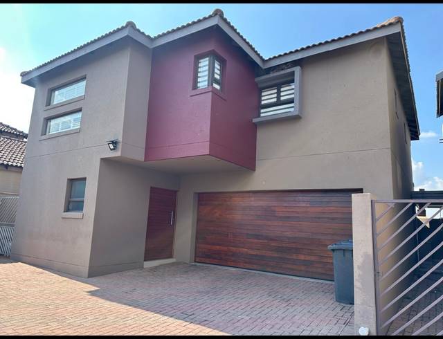 4 BEDROOM TOWNHOUSE FOR SALE IN VANDERBIJLPARK SE 3